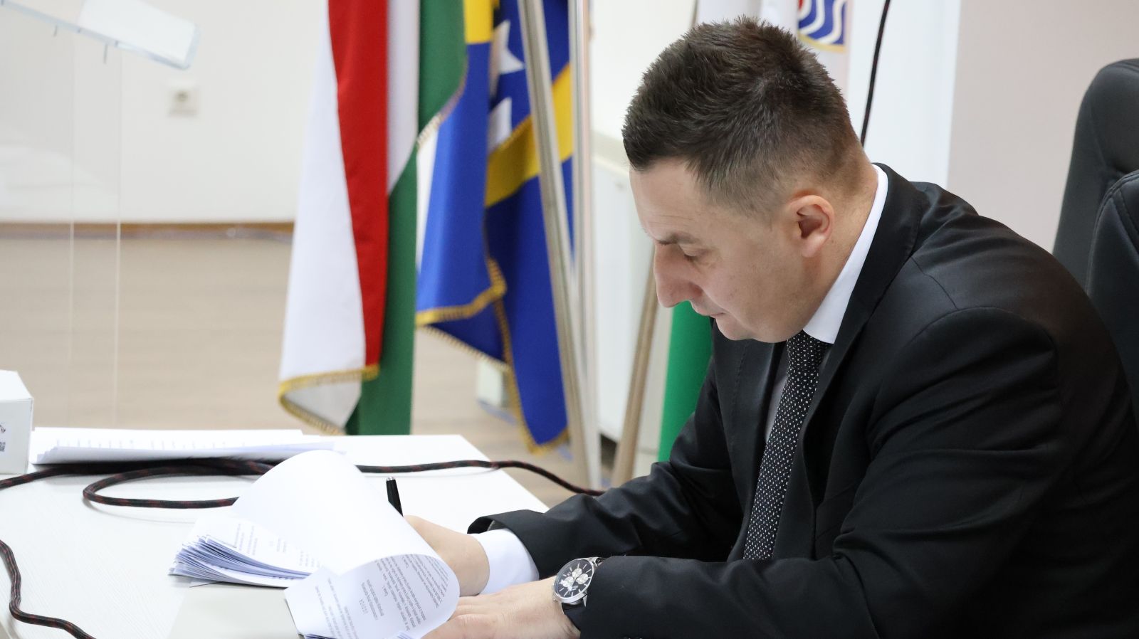 Mladi bračni parovi - potpisivanje ugovora